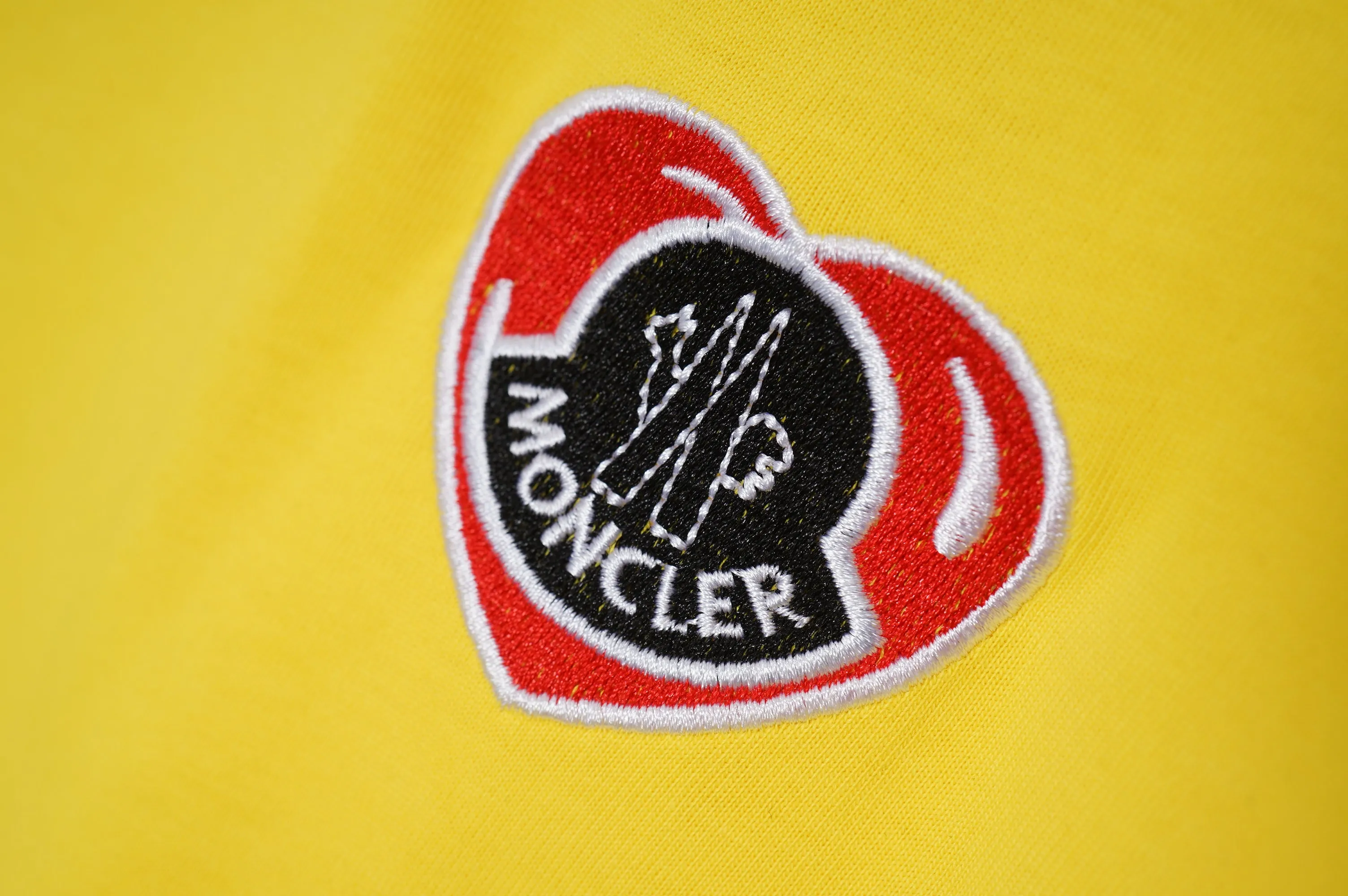 Camiseta Moncler Amarela